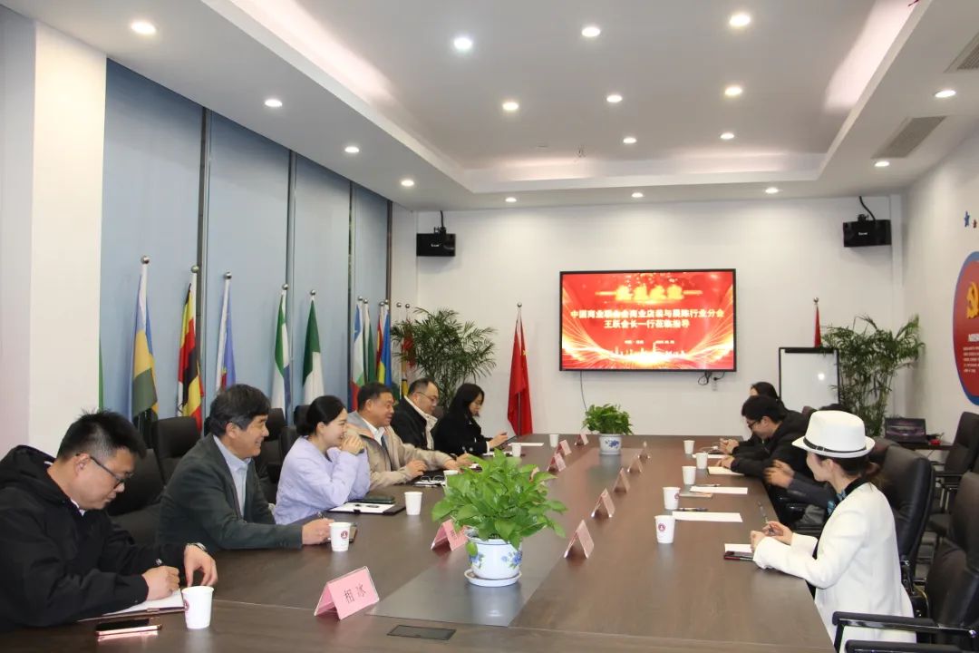 中國商聯(lián)商業(yè)店裝與展陳行業(yè)分會會長王躍一行到訪浙江工商大學(xué)創(chuàng)業(yè)園參觀交流、共促發(fā)展