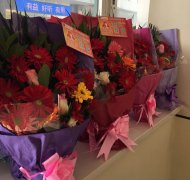 花送雷鋒手，情暖雷鋒心——“萬朵鮮花送雷鋒”活動(dòng)溫暖落幕